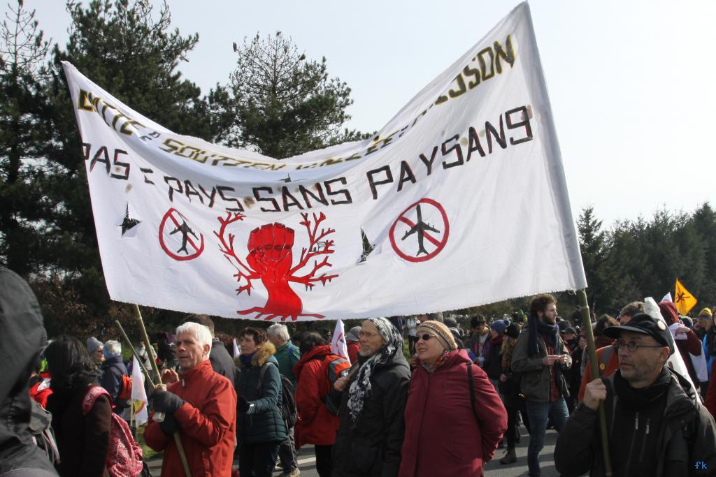 Les opposants à l’aéroport sur la 4 voies Les opposants à l’aéroport sur la 4 voies