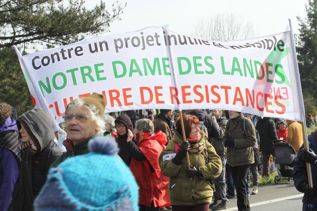 Les opposants à l’aéroport sur la 4 voies Les opposants à l’aéroport sur la 4 voies