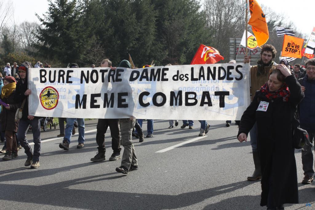 Les opposants à l’aéroport sur la 4 voies Les opposants à l’aéroport sur la 4 voies