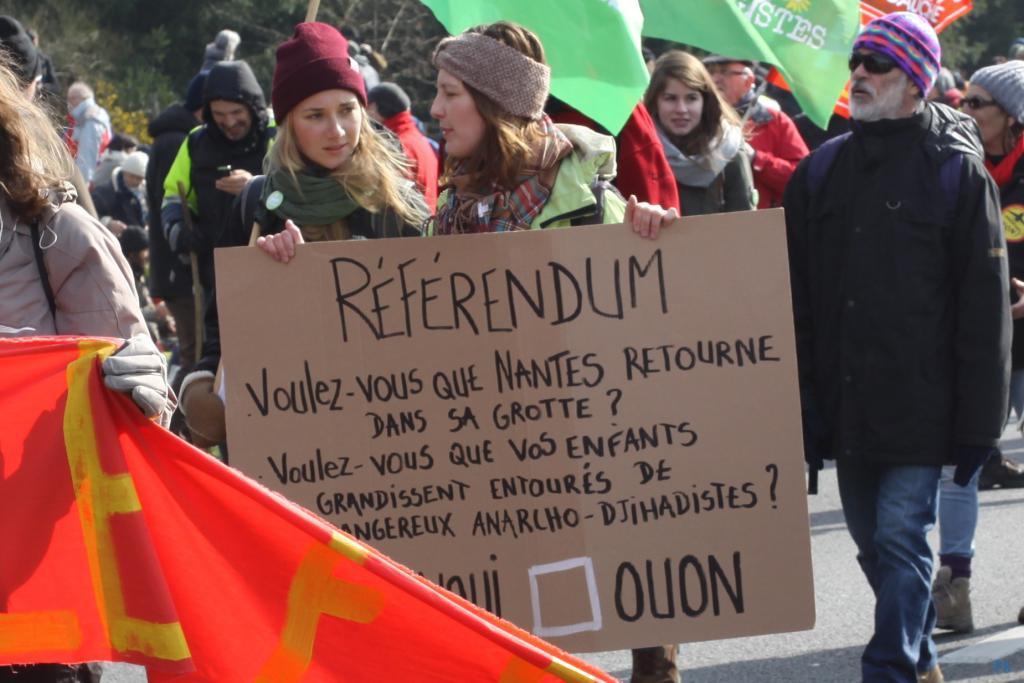 Les opposants à l’aéroport sur la 4 voies Les opposants à l’aéroport sur la 4 voies
